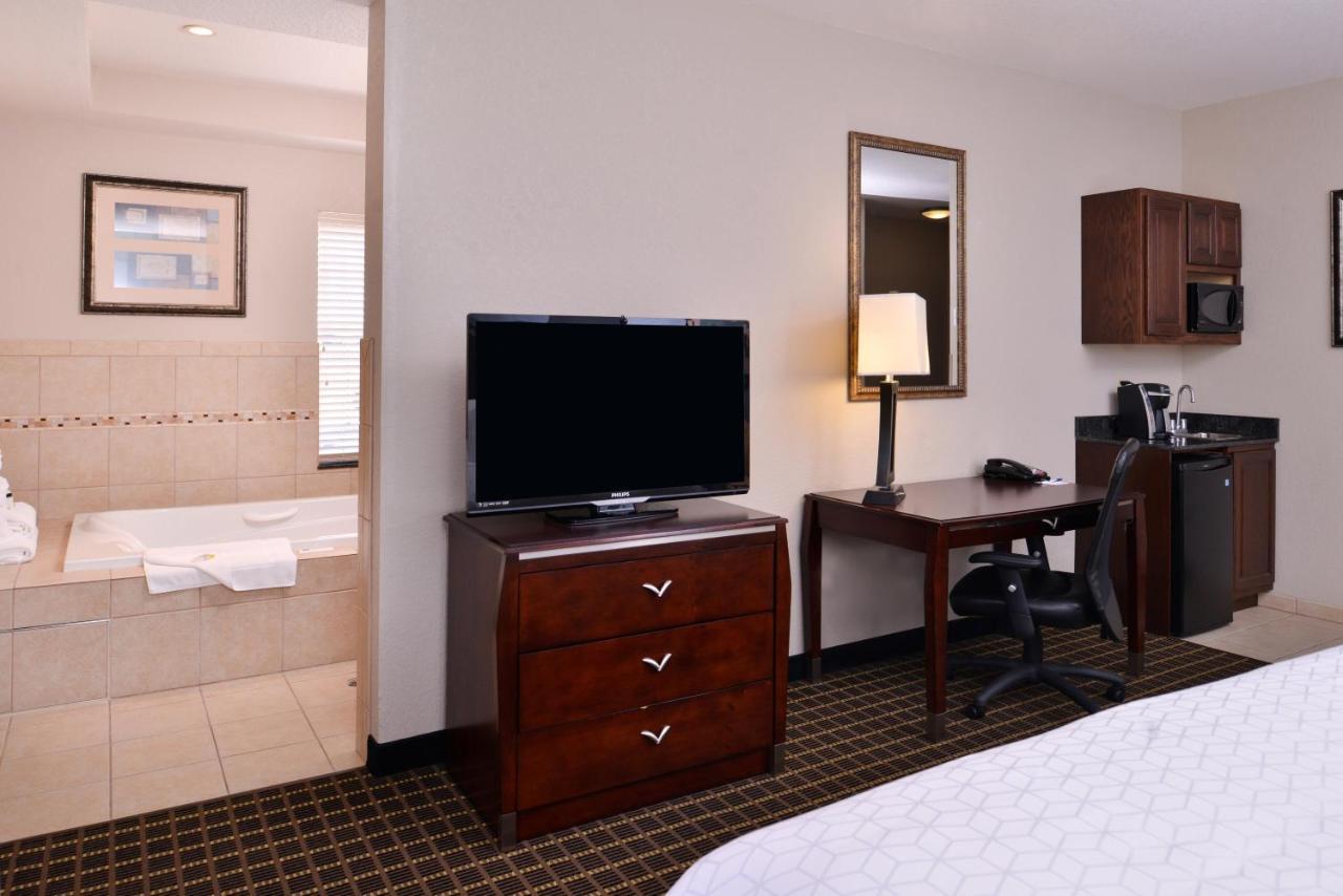 Holiday Inn Express & Suites Pittsburg By Ihg Exterior photo