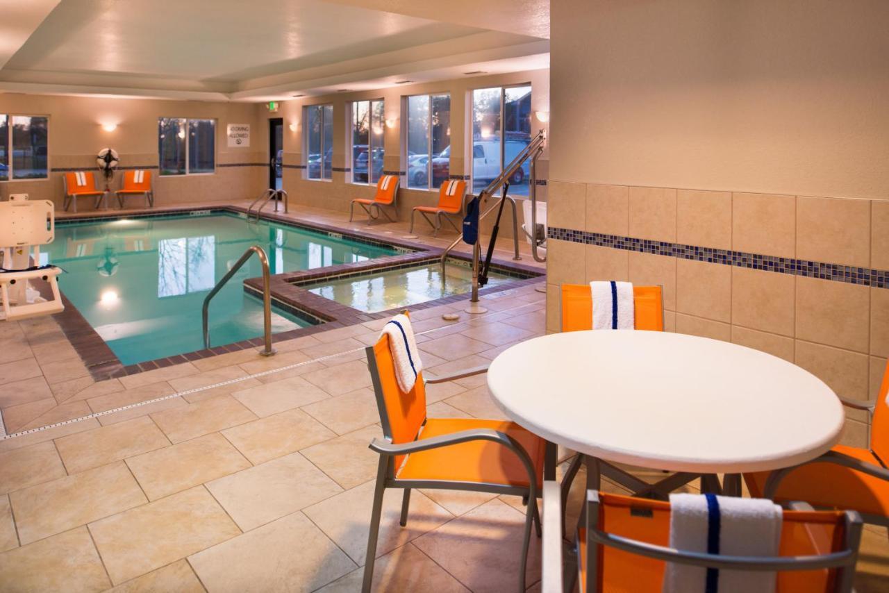 Holiday Inn Express & Suites Pittsburg By Ihg Exterior photo